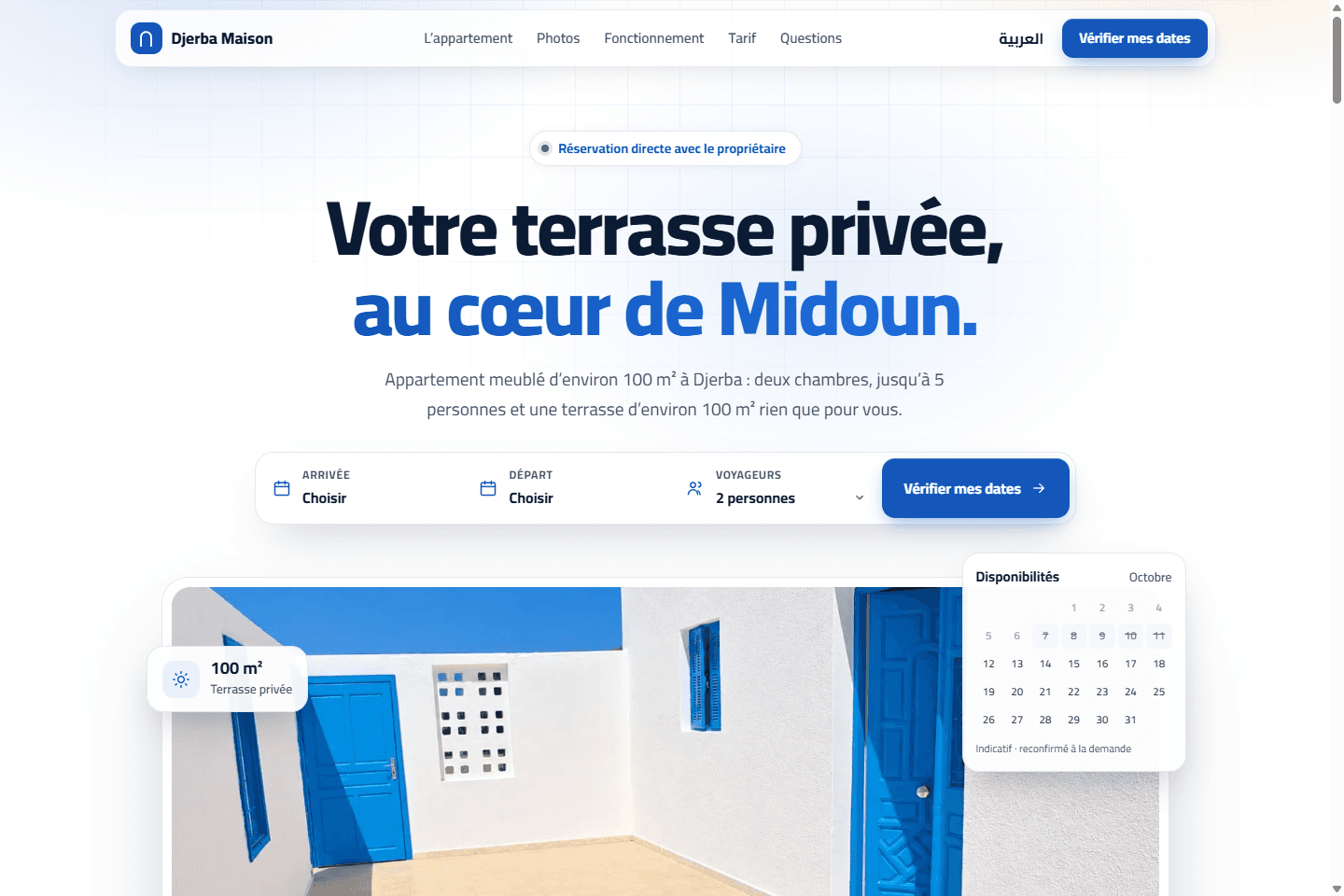 French Djerba Maison homepage with a blue headline about the private terrace in Midoun, arrival and departure controls, and a terrace photo with white walls and blue doors.